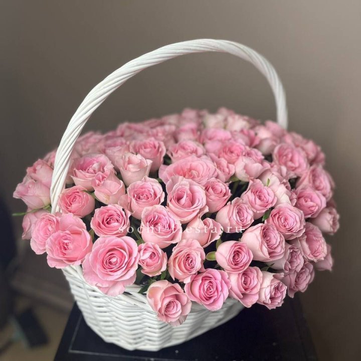 101 розовая роза в корзине в Петрозаводске