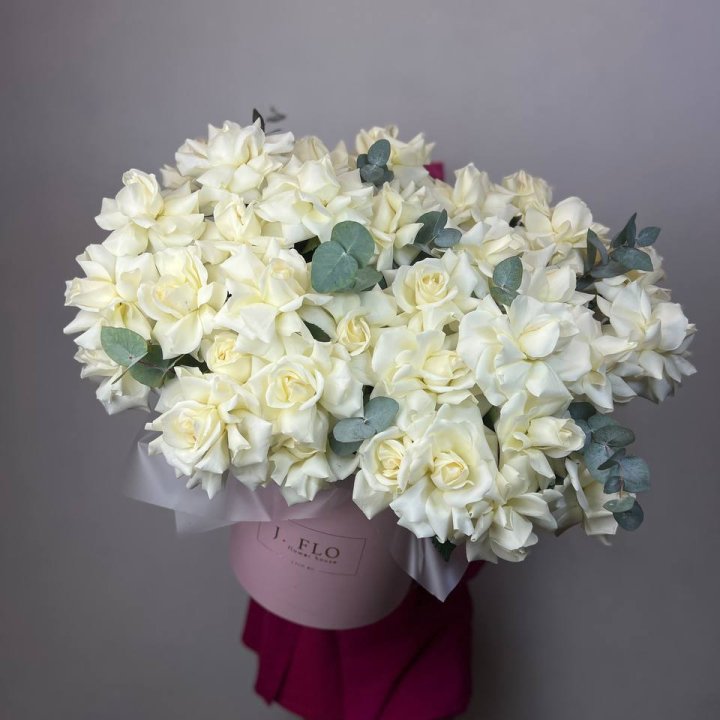 37 белых роз в боксе в Петрозаводске