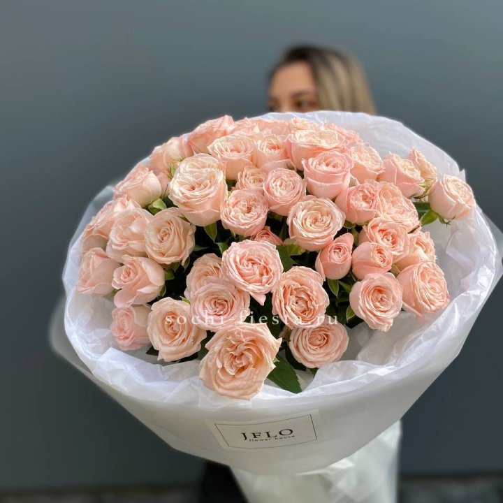 Букет кустовых роз Бомбастик с доставкой в Петрозаводске