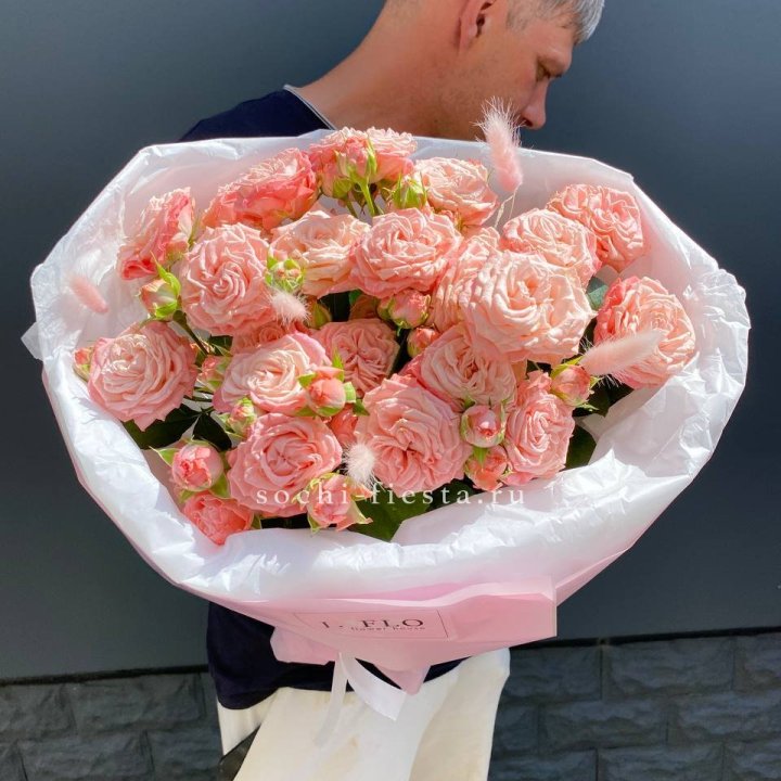 Пионовидные розы Мадам Бомбастик в Петрозаводске