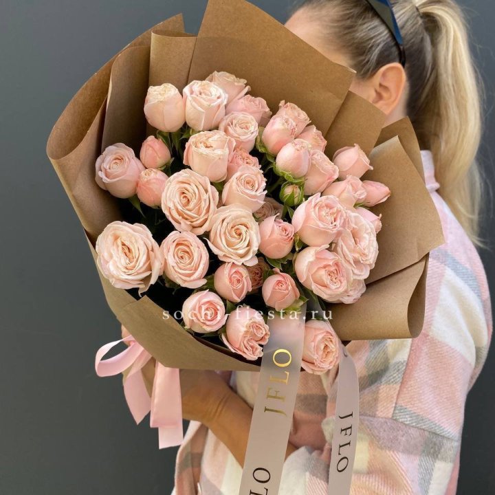 Кустовые розы Бомбастик в крафте в Петрозаводске