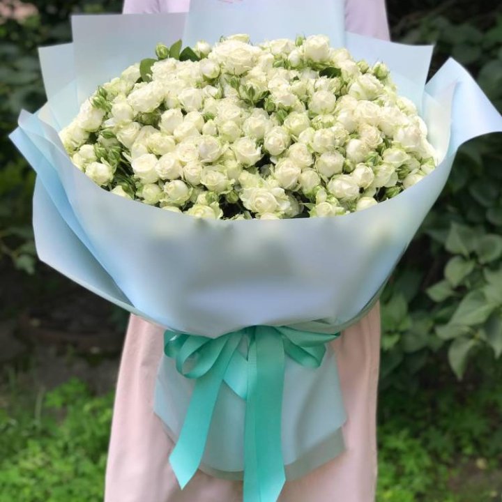 51 белая кустовая роза в Петрозаводске