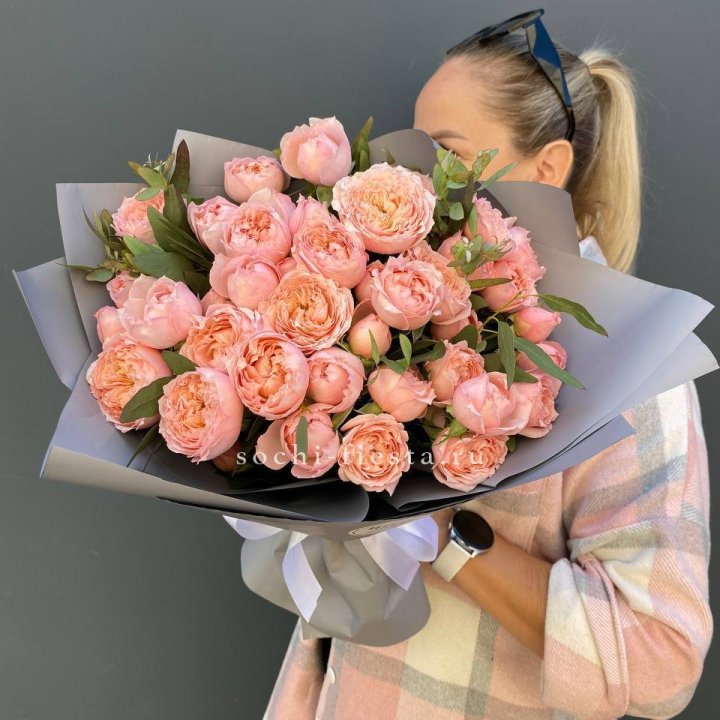 Букет с пионовидными розами "Пивайн" в Петрозаводске
