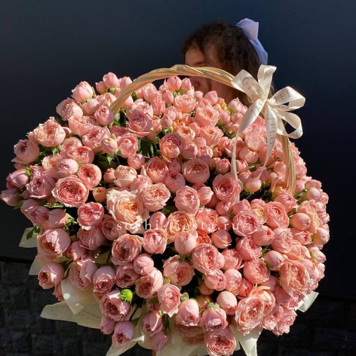Корзина из пионовидных роз в Петрозаводске