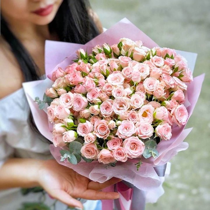 Кустовые розы с эвкалиптом в Петрозаводске