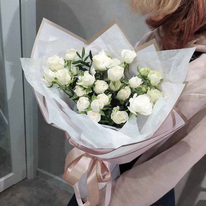 Белоснежные кустовые розы в Петрозаводске