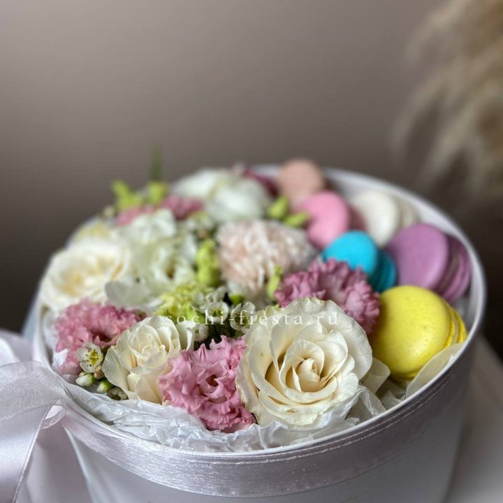 Цветы в цилиндре с макаронс "Прованс" в Петрозаводске