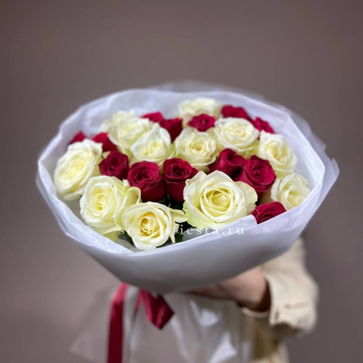 Букет их красных и белых 25 роз в Петрозаводске