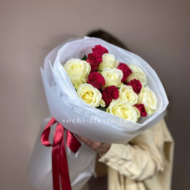 Букет из красных белых 15 роз в Петрозаводске