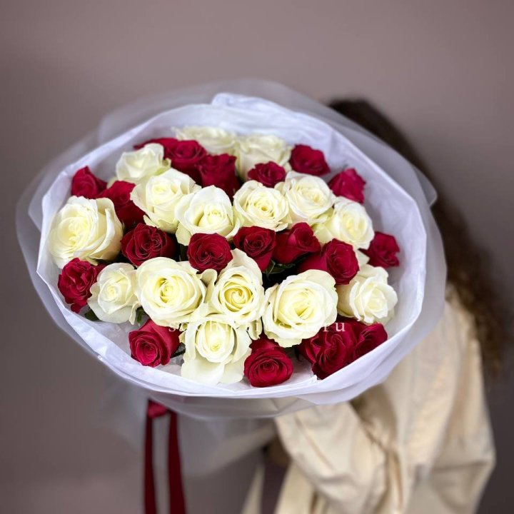 Букет из красных белых 35 роз в Петрозаводске