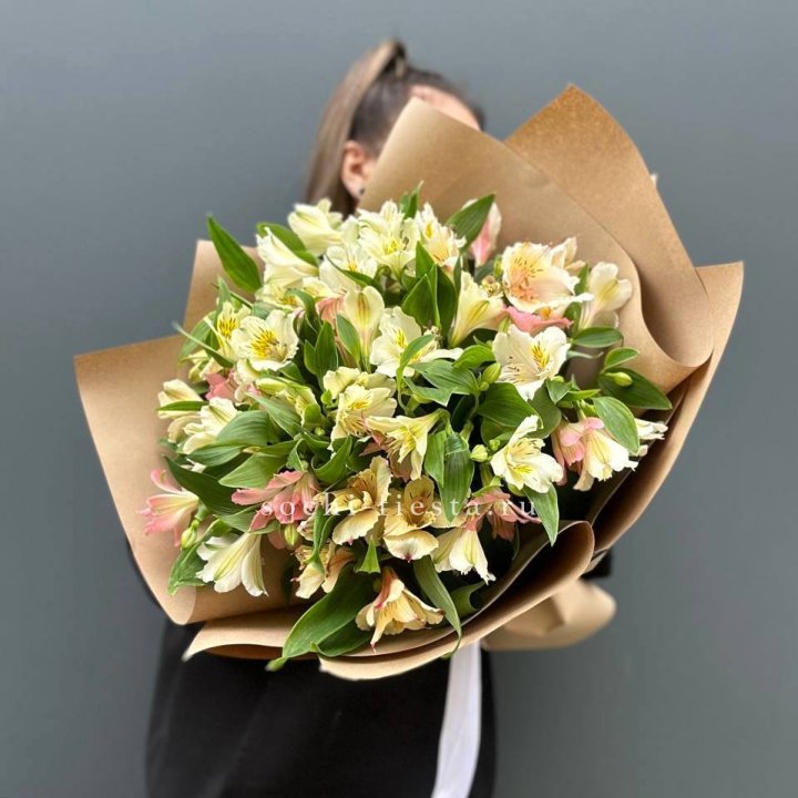 Букет альстромерий в крафте в Петрозаводске