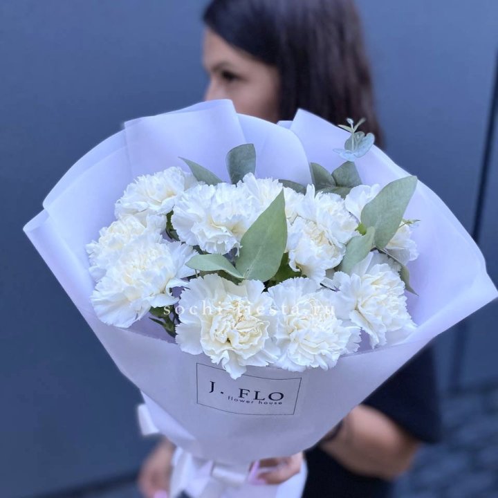 Букет белых диантусов с эвкалиптом в Петрозаводске