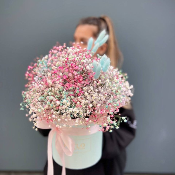 9 Радужных гипсофилы в шляпной коробке в Петрозаводске