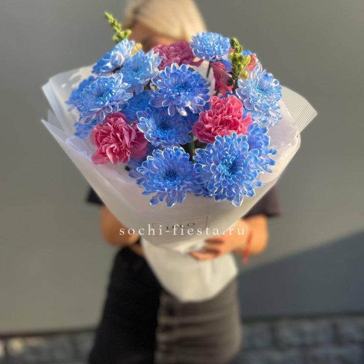 Букет сборный с хризантемой в Петрозаводске