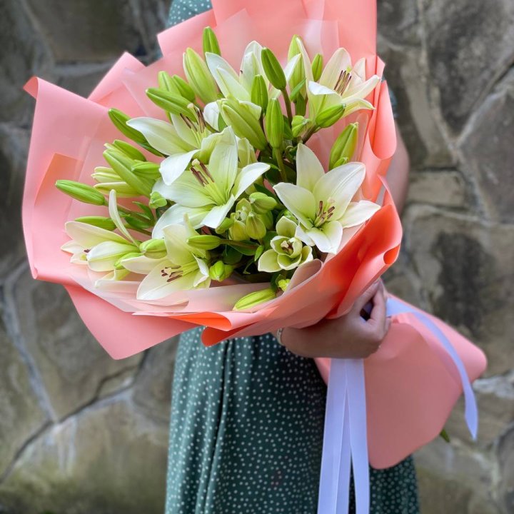 Букет из 7 белых лилий в Петрозаводске