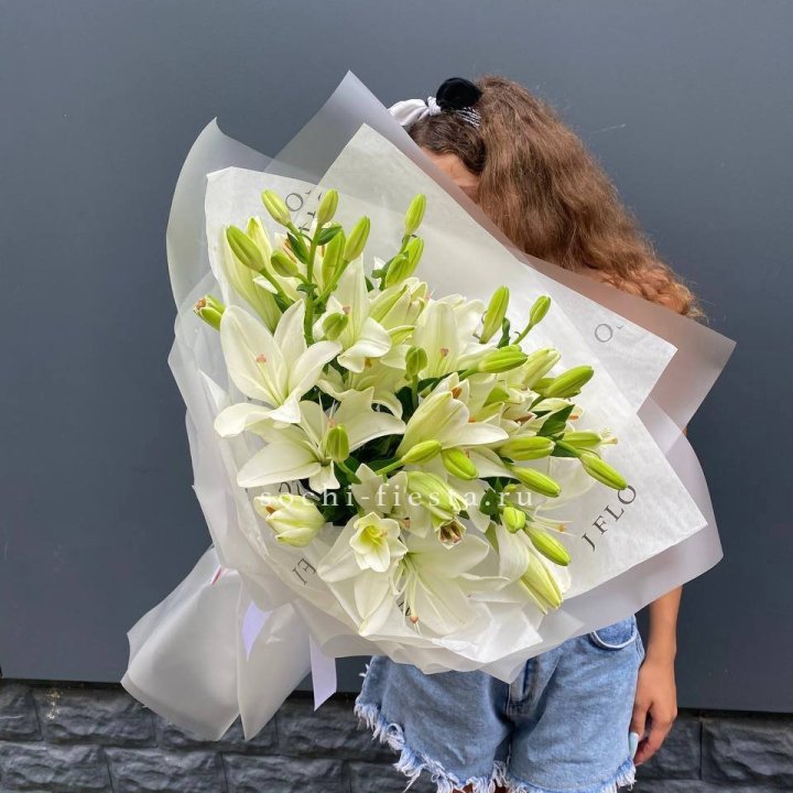 Букет  лилий "Воздушный"  с доставкой в Петрозаводске