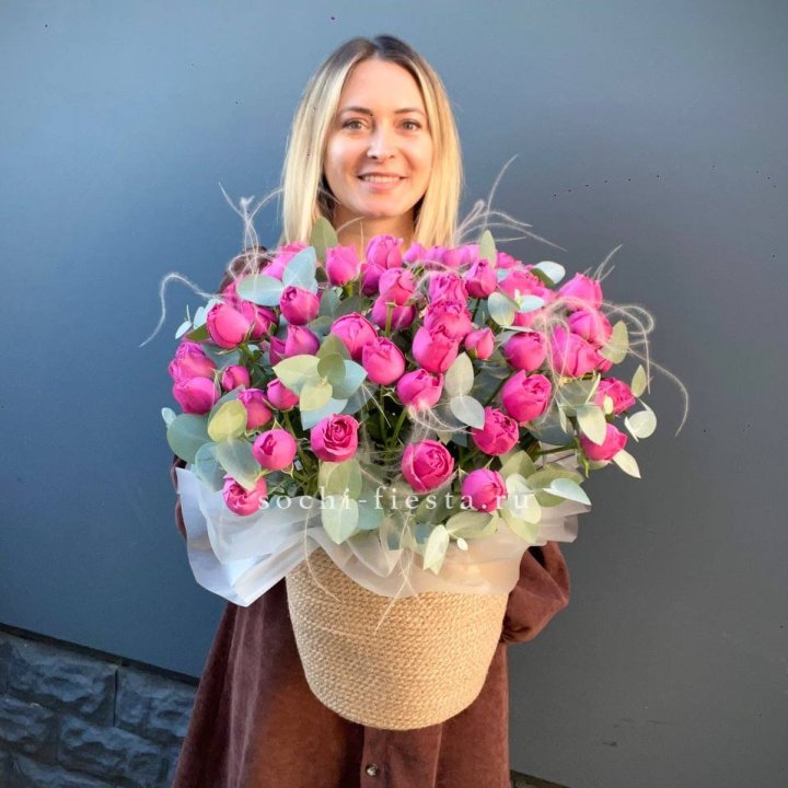 Пионовидные розы  в джутовом кашпо  в Петрозаводске