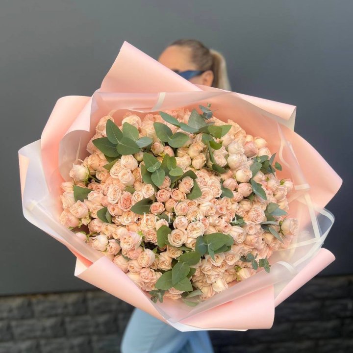 101 кустовая роза с эвкалиптом в Петрозаводске