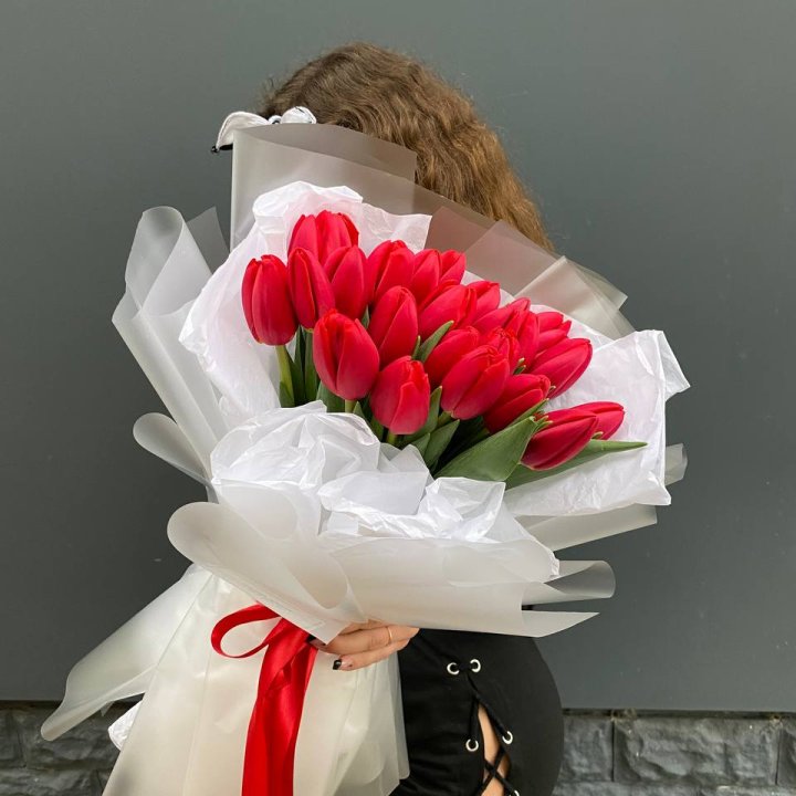  25 красных воздушных тюльпанов в Петрозаводске