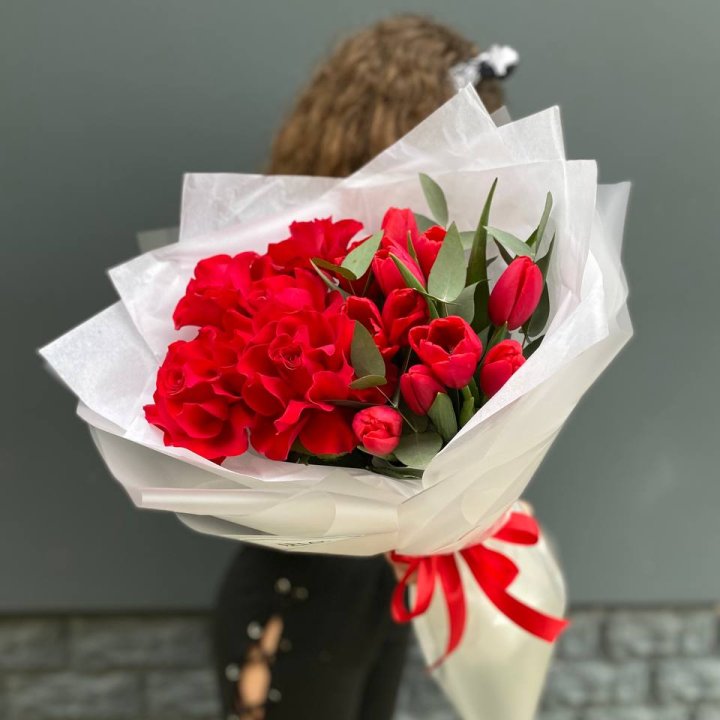 Дуо тюльпаны и розы в Петрозаводске