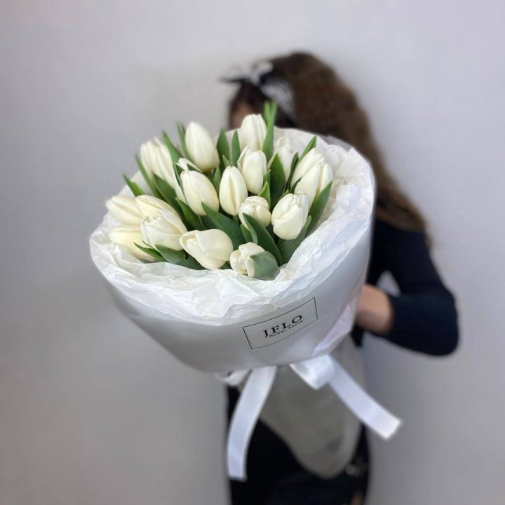  19 белых воздушных тюльпанов в Петрозаводске