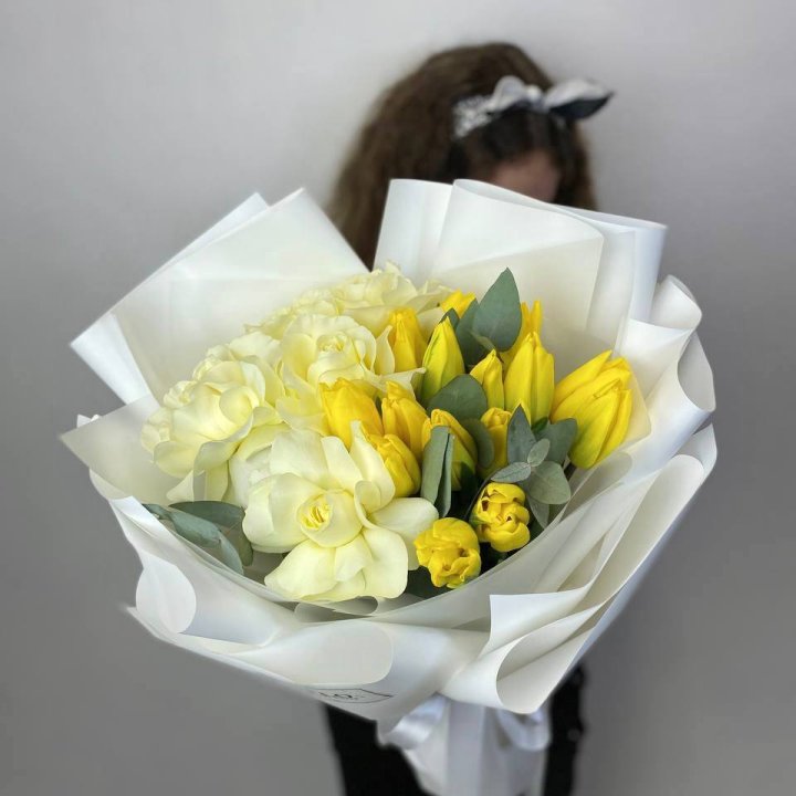Дуо жёлтые тюльпаны и розы в Петрозаводске