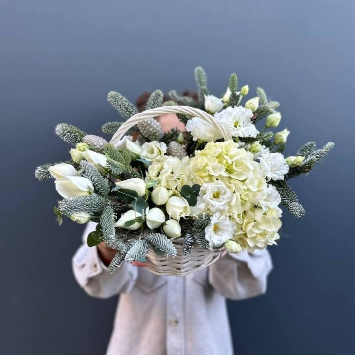 Новогодняя корзина с цветами в Петрозаводске