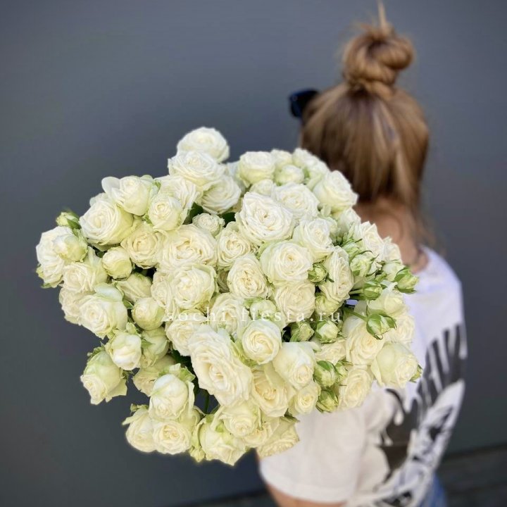 Охапка кустовых роз бомбастик  в Петрозаводске