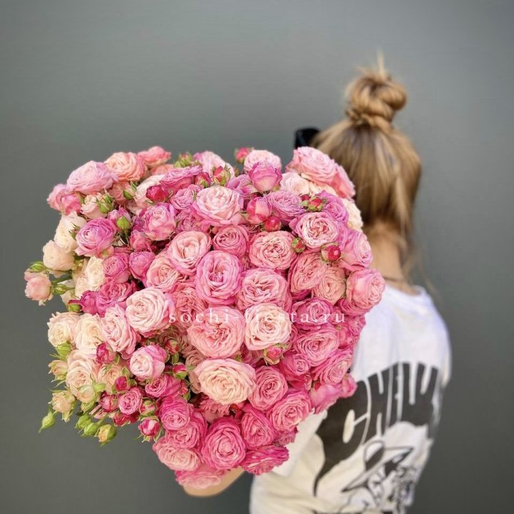Охапка кустовых роз бомбастик пинк в Петрозаводске