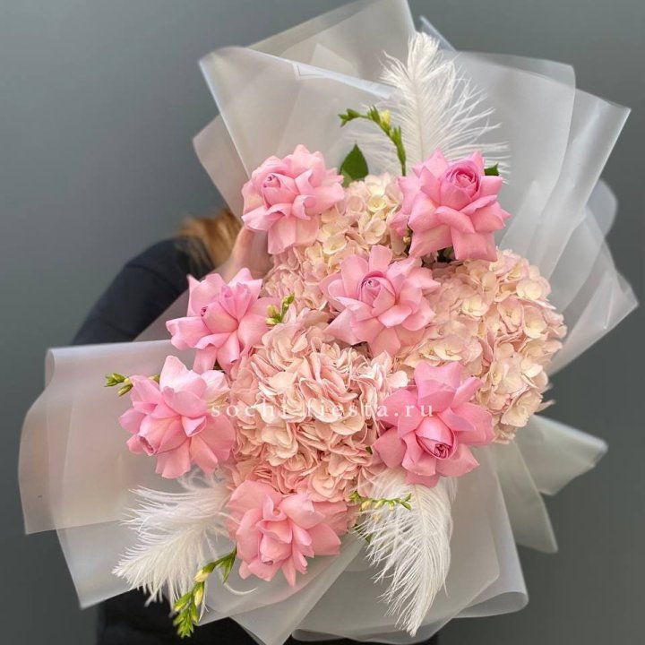  Букет  из гортензий и розовых роз в Петрозаводске