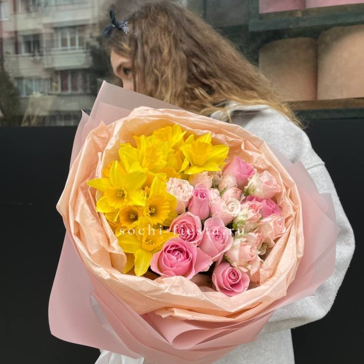 Букет роз и нарциссов в Петрозаводске