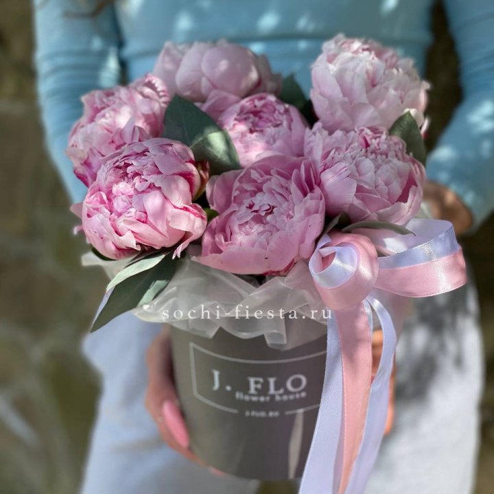 Цилиндр пионов с эвкалиптом в Петрозаводске