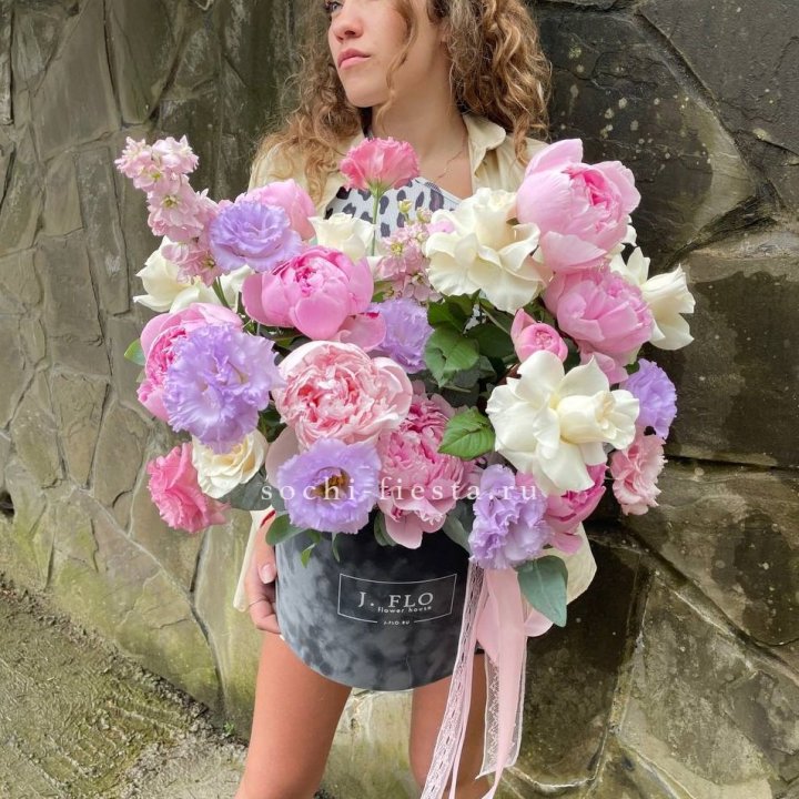 Дизайнерский цилиндр с пионами в Петрозаводске