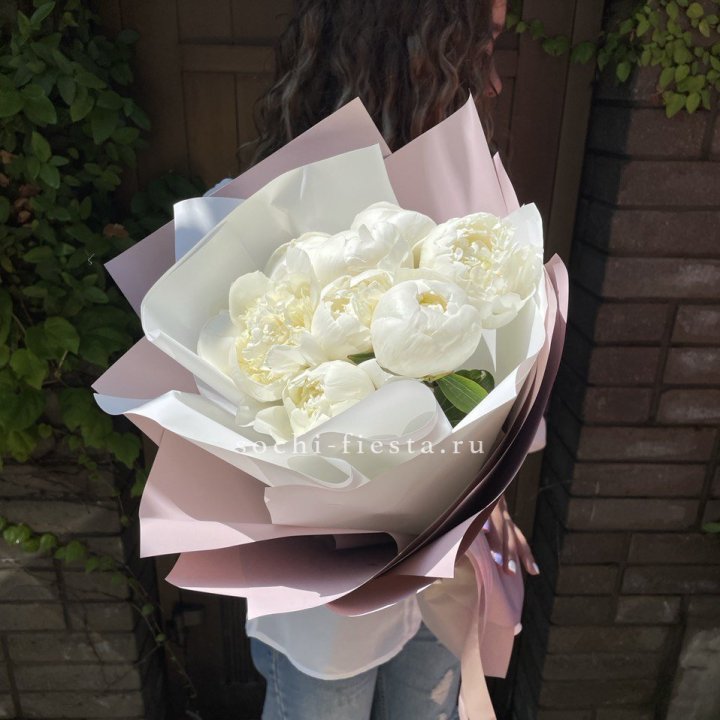 9 белоснежных пионов в Петрозаводске