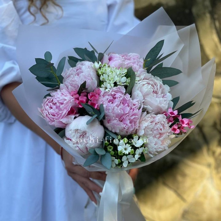 7 зефирных пионов с эвкалиптом в Петрозаводске