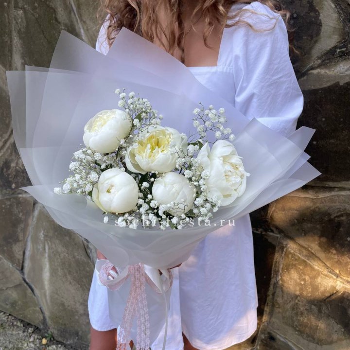 Букет белых пионов "Файв" в Петрозаводске