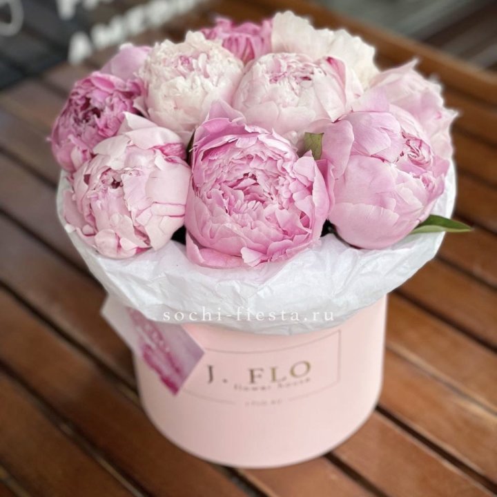 Цилиндр с пионами "Лилу" в Петрозаводске