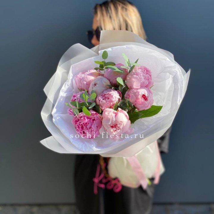 9 пионов с эвкалиптом в Петрозаводске