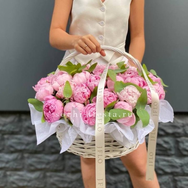 29 пионов в корзине в Петрозаводске