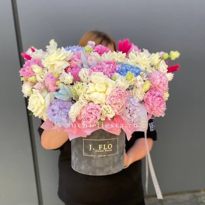 Цилиндр с пионами "Аса" в Петрозаводске