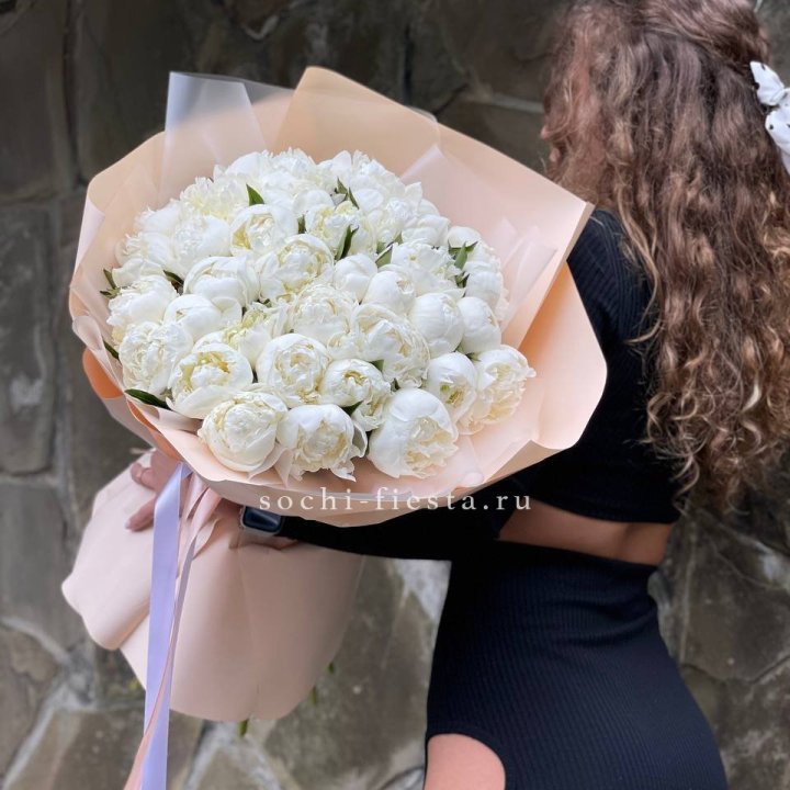 35 белых пион в Петрозаводске