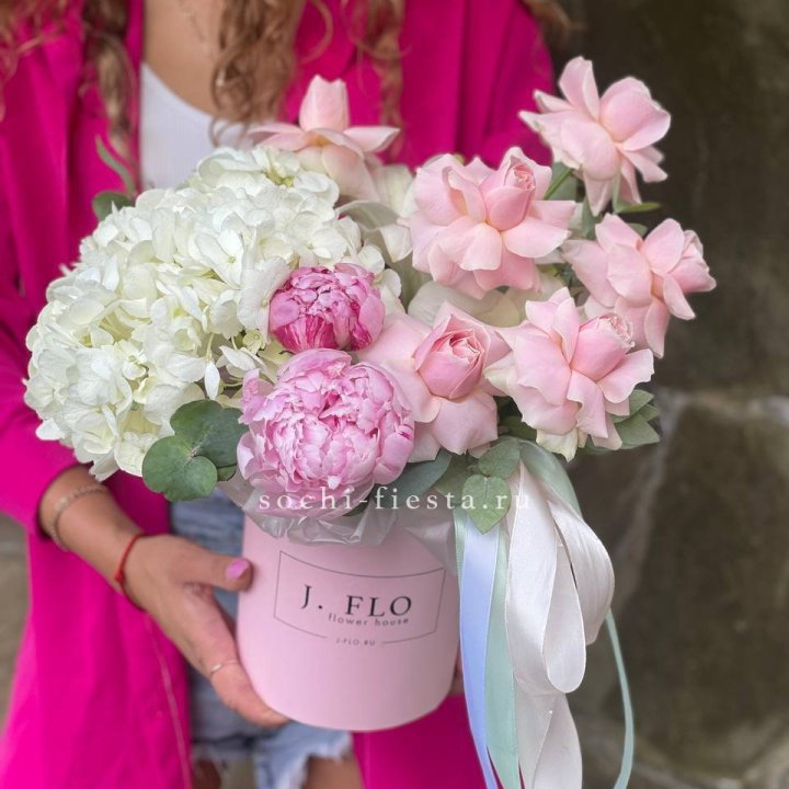 Цилиндр с пионами "Алисия" в Петрозаводске