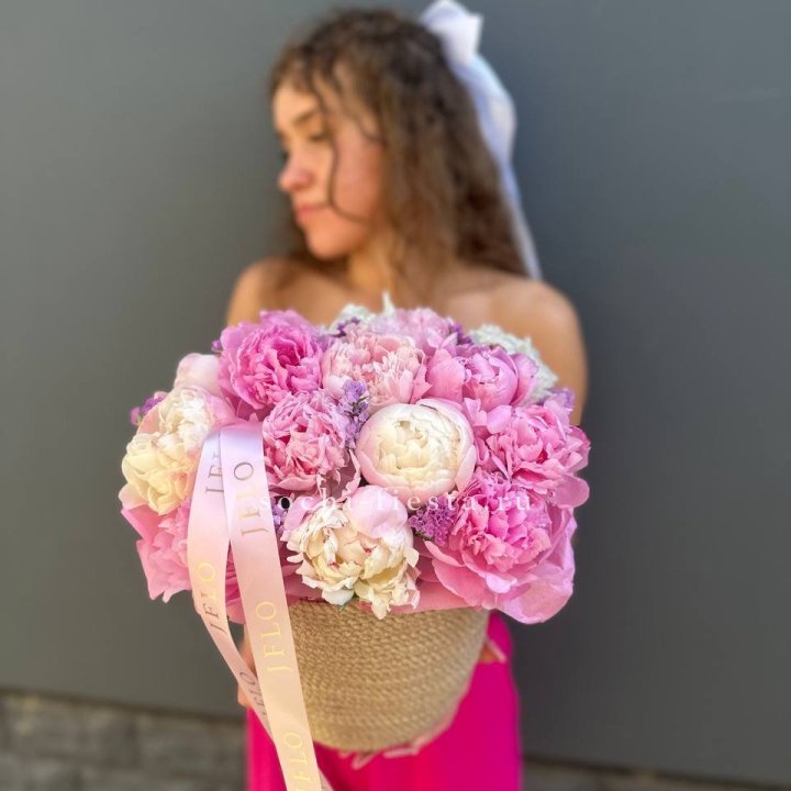 15 пионов в джутовом кашпо в Петрозаводске