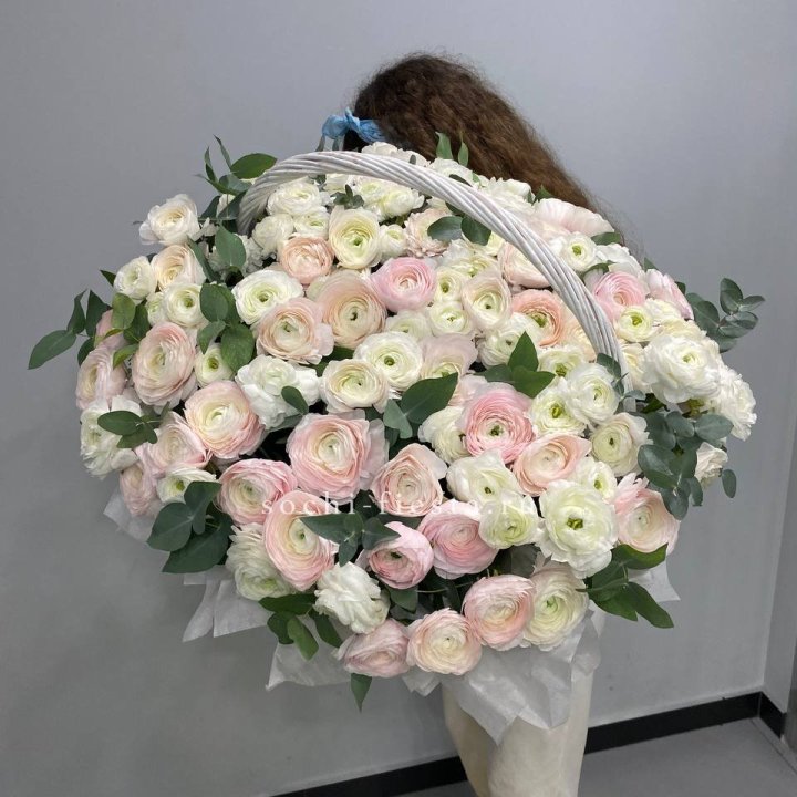 Ранункулюсы в корзине в Петрозаводске