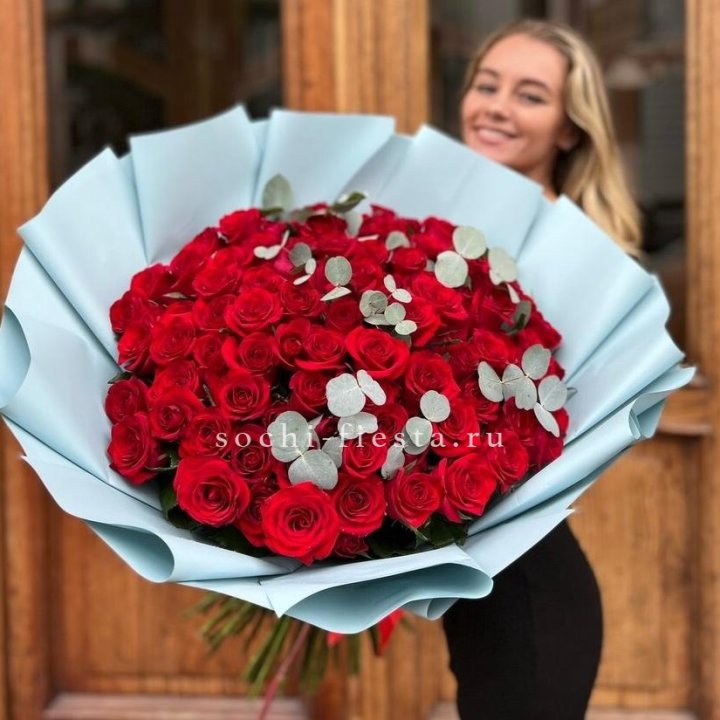 101 красная роза с эвкалиптом в Петрозаводске