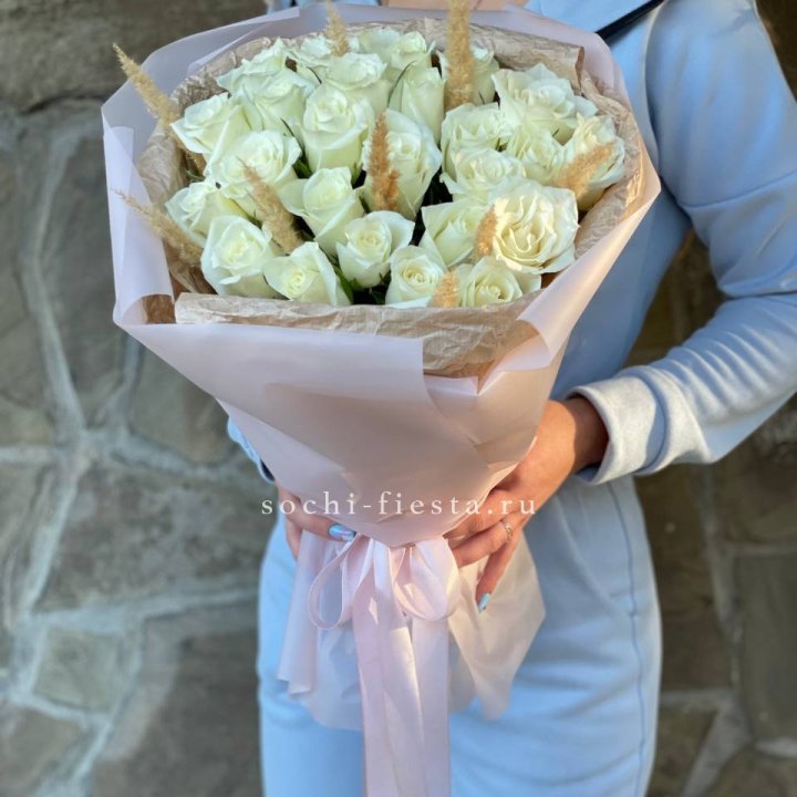 25 белых роз с сухоцветами в Петрозаводске