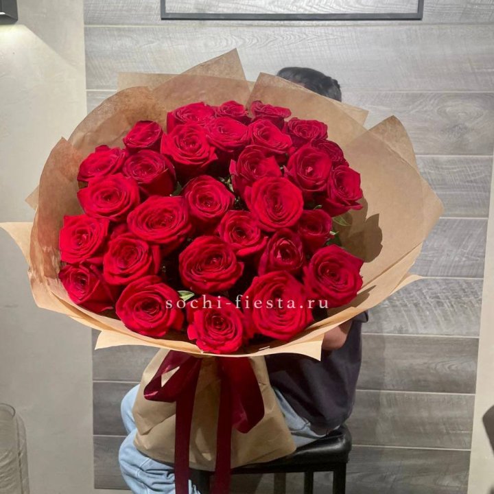 37 красных роз в крафте в Петрозаводске