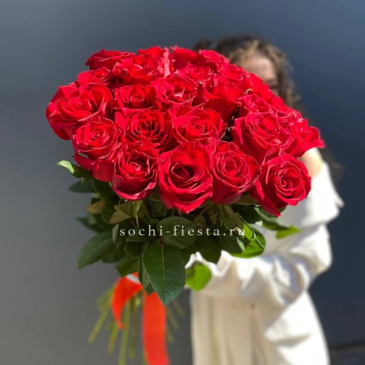 25 высоких красных роз в Петрозаводске