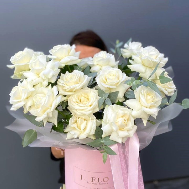 17 Французских белых роз в боксе в Петрозаводске