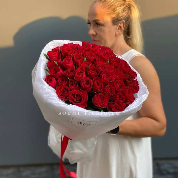 51 роза мадам ред в нежном оформлении с доставкой в Петрозаводске